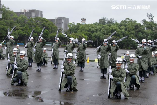 三軍儀隊穿著雨衣冒著雨為107年國慶大會預演，以幸福共好為主題操演高難度各種變換隊形。（記者邱榮吉/攝影）