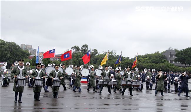 三軍儀隊穿著雨衣冒著雨為107年國慶大會預演，以幸福共好為主題操演高難度各種變換隊形。（記者邱榮吉/攝影）