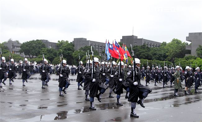三軍儀隊穿著雨衣冒著雨為107年國慶大會預演，以幸福共好為主題操演高難度各種變換隊形。（記者邱榮吉/攝影）