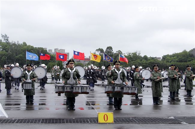 三軍儀隊穿著雨衣冒著雨為107年國慶大會預演，以幸福共好為主題操演高難度各種變換隊形。（記者邱榮吉/攝影）