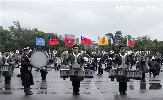 三軍儀隊穿著雨衣冒著雨為107年國慶大會預演，以幸福共好為主題操演高難度各種變換隊形。（記者邱榮吉/攝影）