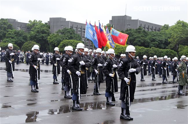 三軍儀隊穿著雨衣冒著雨為107年國慶大會預演，以幸福共好為主題操演高難度各種變換隊形。（記者邱榮吉/攝影）