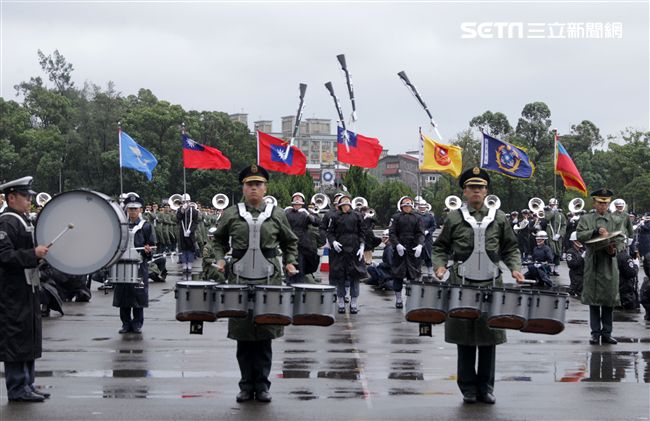 三軍儀隊穿著雨衣冒著雨為107年國慶大會預演，以幸福共好為主題操演高難度各種變換隊形。（記者邱榮吉/攝影）