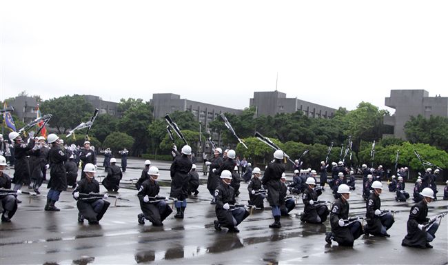 三軍儀隊穿著雨衣冒著雨為107年國慶大會預演，以幸福共好為主題操演高難度各種變換隊形。（記者邱榮吉/攝影）