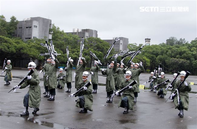 三軍儀隊穿著雨衣冒著雨為107年國慶大會預演，以幸福共好為主題操演高難度各種變換隊形。（記者邱榮吉/攝影）