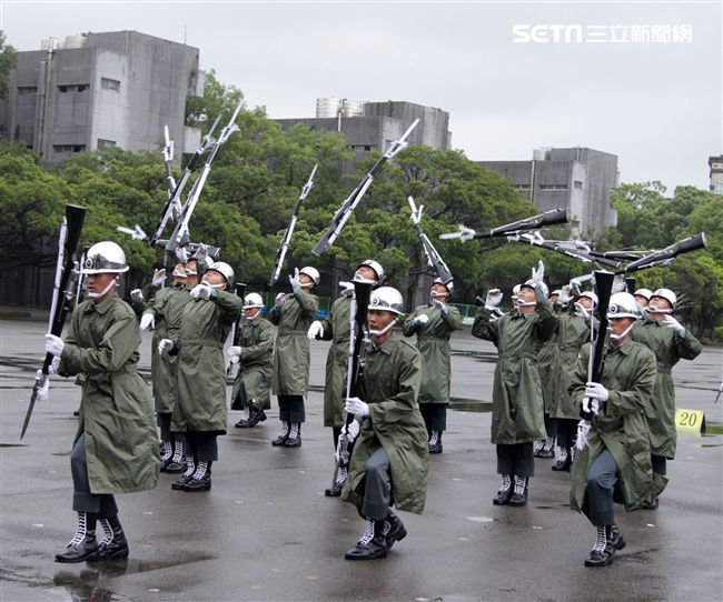 三軍儀隊穿著雨衣冒雨國慶大會預演拋槍