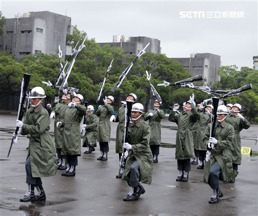 三軍儀隊穿著雨衣冒著雨為107年國慶大會預演，以幸福共好為主題操演高難度各種變換隊形。（記者邱榮吉/攝影）