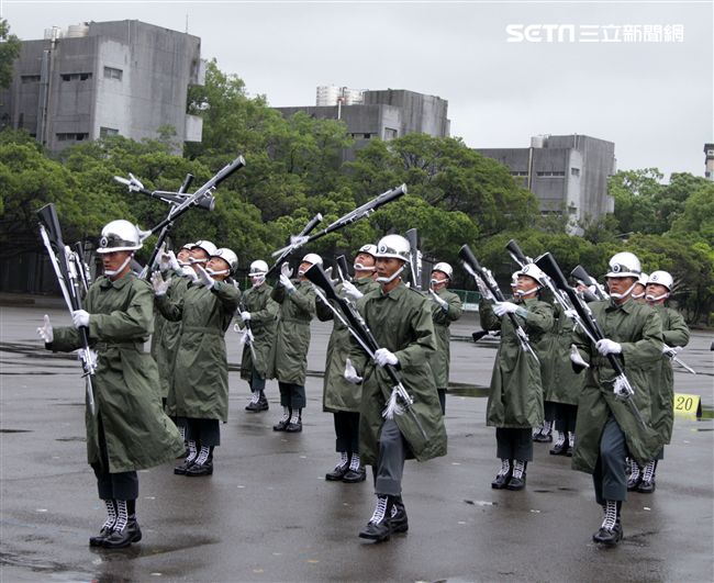 三軍儀隊穿著雨衣冒著雨為107年國慶大會預演，以幸福共好為主題操演高難度各種變換隊形。（記者邱榮吉/攝影）