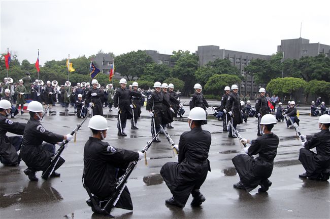 三軍儀隊穿著雨衣冒著雨為107年國慶大會預演，以幸福共好為主題操演高難度各種變換隊形。（記者邱榮吉/攝影）