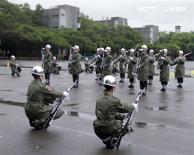 三軍儀隊穿著雨衣冒著雨為107年國慶大會預演，以幸福共好為主題操演高難度各種變換隊形。（記者邱榮吉/攝影）