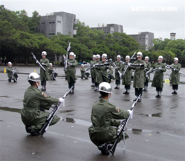 三軍儀隊穿著雨衣冒著雨為107年國慶大會預演，以幸福共好為主題操演高難度各種變換隊形。（記者邱榮吉/攝影）