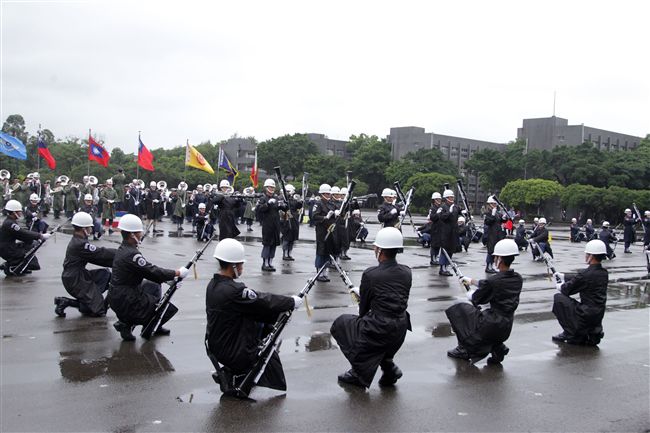 三軍儀隊穿著雨衣冒著雨為107年國慶大會預演，以幸福共好為主題操演高難度各種變換隊形。（記者邱榮吉/攝影）