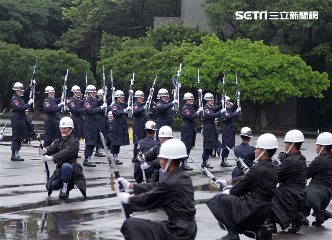 三軍儀隊穿著雨衣冒著雨為107年國慶大會預演，以幸福共好為主題操演高難度各種變換隊形。（記者邱榮吉/攝影）