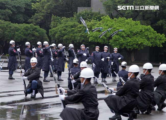 三軍儀隊穿著雨衣冒著雨為107年國慶大會預演，以幸福共好為主題操演高難度各種變換隊形。（記者邱榮吉/攝影）