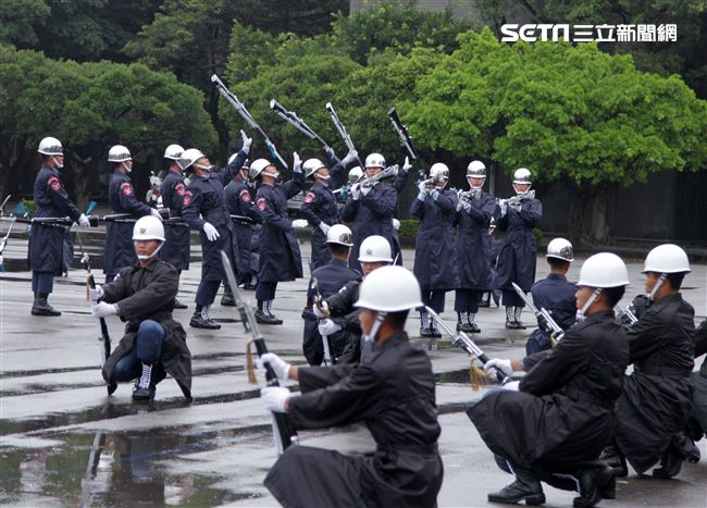 三軍儀隊穿著雨衣冒著雨為107年國慶大會預演，以幸福共好為主題操演高難度各種變換隊形。（記者邱榮吉/攝影）