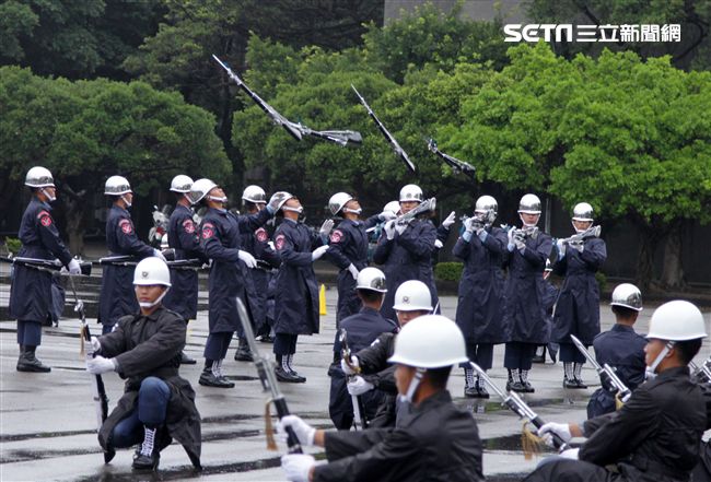 三軍儀隊穿著雨衣冒著雨為107年國慶大會預演，以幸福共好為主題操演高難度各種變換隊形。（記者邱榮吉/攝影）