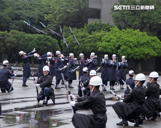 三軍儀隊穿著雨衣冒著雨為107年國慶大會預演，以幸福共好為主題操演高難度各種變換隊形。（記者邱榮吉/攝影）