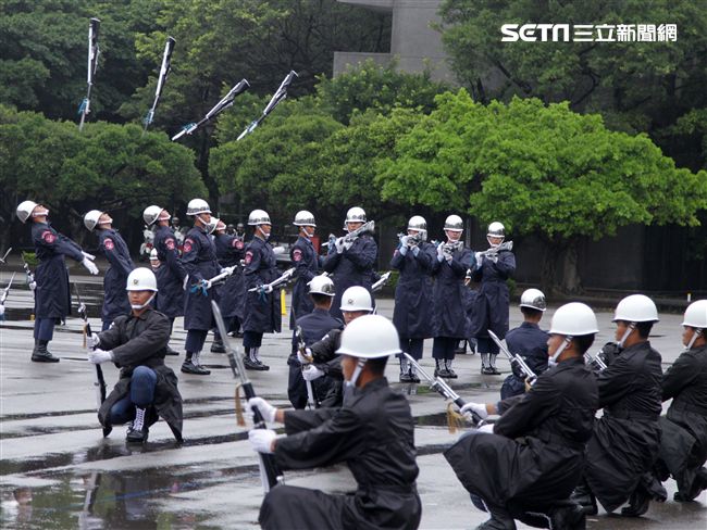 三軍儀隊穿著雨衣冒著雨為107年國慶大會預演，以幸福共好為主題操演高難度各種變換隊形。（記者邱榮吉/攝影）