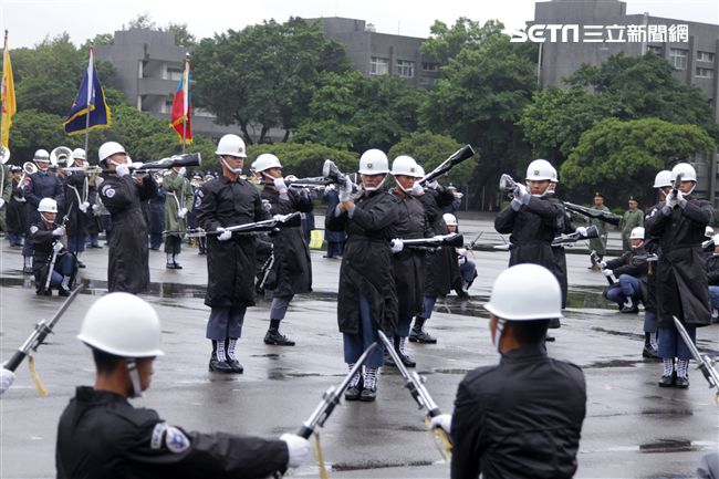 三軍儀隊穿著雨衣冒著雨為107年國慶大會預演，以幸福共好為主題操演高難度各種變換隊形。（記者邱榮吉/攝影）