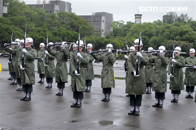 三軍儀隊穿著雨衣冒著雨為107年國慶大會預演，以幸福共好為主題操演高難度各種變換隊形。（記者邱榮吉/攝影）