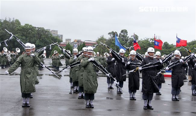 三軍儀隊穿著雨衣冒著雨為107年國慶大會預演，以幸福共好為主題操演高難度各種變換隊形。（記者邱榮吉/攝影）