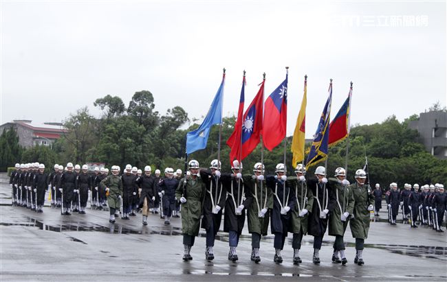 三軍儀隊穿著雨衣冒著雨為107年國慶大會預演，以幸福共好為主題操演高難度各種變換隊形。（記者邱榮吉/攝影）