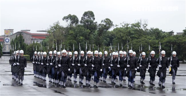 三軍儀隊穿著雨衣冒著雨為107年國慶大會預演，以幸福共好為主題操演高難度各種變換隊形。（記者邱榮吉/攝影）