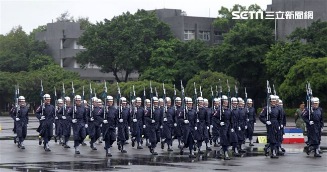 三軍儀隊穿著雨衣冒著雨為107年國慶大會預演，以幸福共好為主題操演高難度各種變換隊形。（記者邱榮吉/攝影）