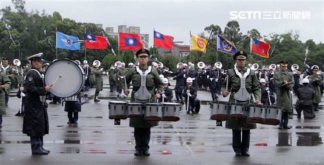 三軍儀隊穿著雨衣冒著雨為107年國慶大會預演，以幸福共好為主題操演高難度各種變換隊形。（記者邱榮吉/攝影）