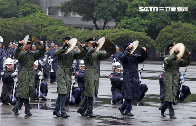 三軍儀隊穿著雨衣冒著雨為107年國慶大會預演，以幸福共好為主題操演高難度各種變換隊形。（記者邱榮吉/攝影）