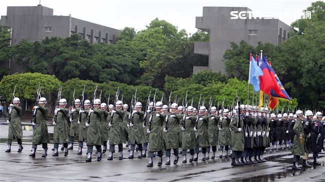 三軍儀隊穿著雨衣冒著雨為107年國慶大會預演，以幸福共好為主題操演高難度各種變換隊形。（記者邱榮吉/攝影）