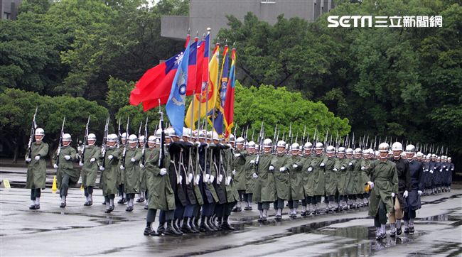 三軍儀隊穿著雨衣冒著雨為107年國慶大會預演，以幸福共好為主題操演高難度各種變換隊形。（記者邱榮吉/攝影）