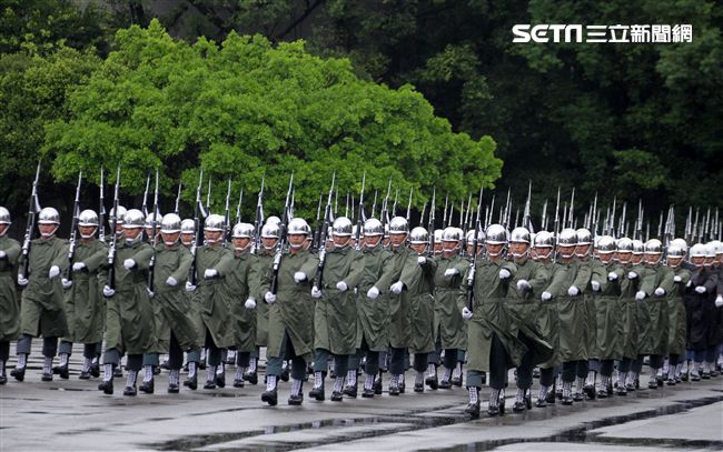 三軍儀隊穿著雨衣冒著雨為107年國慶大會預演，以幸福共好為主題操演高難度各種變換隊形。（記者邱榮吉/攝影）