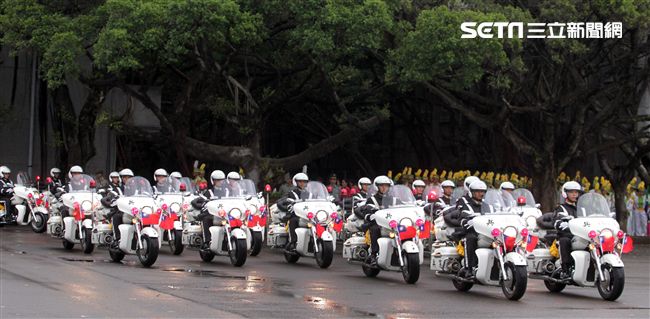 憲兵快速反應連操演重機8項動態隊型花式操演。（記者邱榮吉/攝影）