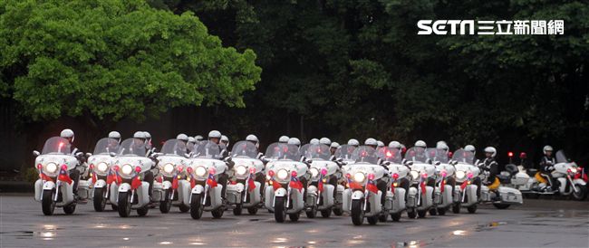 憲兵快速反應連操演重機8項動態隊型花式操演。（記者邱榮吉/攝影）