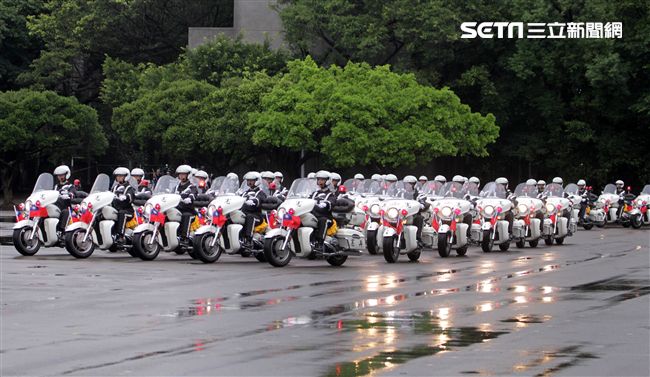 憲兵快速反應連操演重機8項動態隊型花式操演。（記者邱榮吉/攝影）