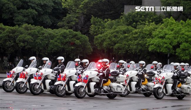 憲兵快速反應連操演重機8項動態隊型花式操演。（記者邱榮吉/攝影）
