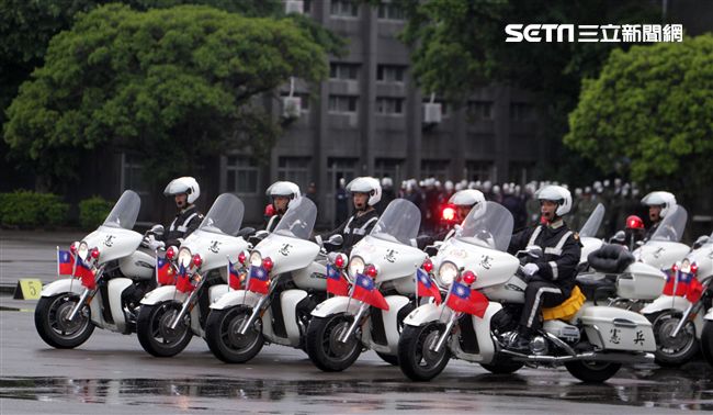 憲兵快速反應連操演重機8項動態隊型花式操演。（記者邱榮吉/攝影）