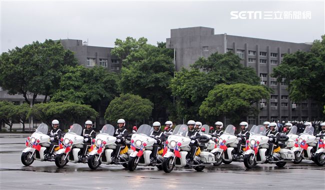 憲兵快速反應連操演重機8項動態隊型花式操演。（記者邱榮吉/攝影）