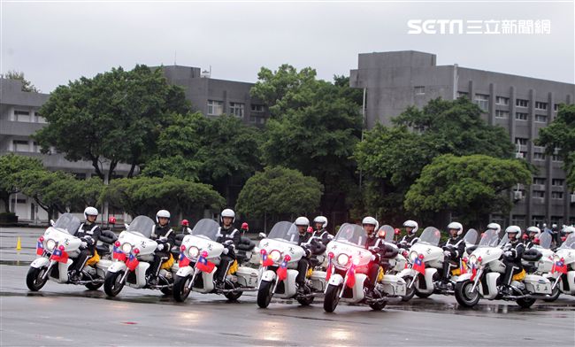 憲兵快速反應連操演重機8項動態隊型花式操演。（記者邱榮吉/攝影）