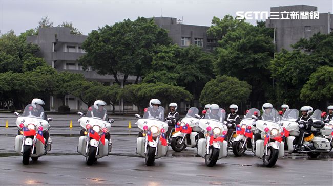 憲兵快速反應連操演重機8項動態隊型花式操演。（記者邱榮吉/攝影）
