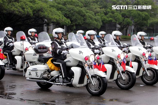 憲兵快速反應連操演重機8項動態隊型花式操演。（記者邱榮吉/攝影）