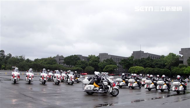 憲兵快速反應連操演重機8項動態隊型花式操演。（記者邱榮吉/攝影）