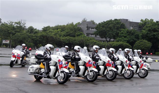 憲兵快速反應連操演重機8項動態隊型花式操演。（記者邱榮吉/攝影）