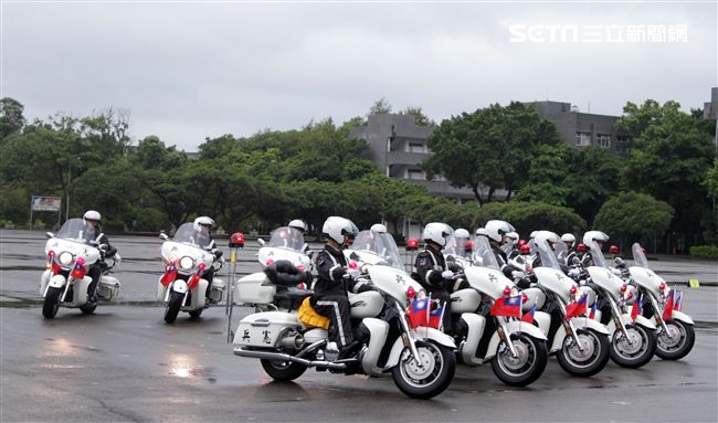 憲兵快速反應連操演重機8項動態隊型花式操演。（記者邱榮吉/攝影）