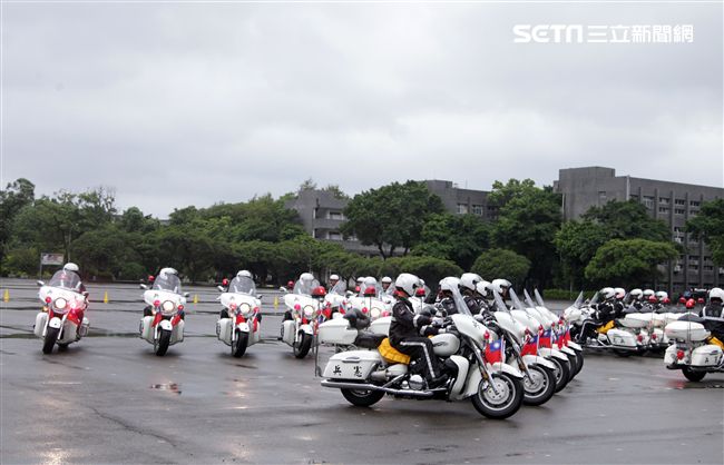 憲兵快速反應連操演重機8項動態隊型花式操演。（記者邱榮吉/攝影）