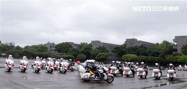 憲兵快速反應連操演重機8項動態隊型花式操演。（記者邱榮吉/攝影）