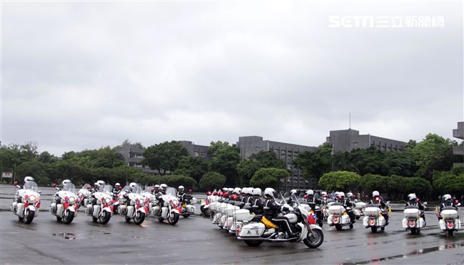 憲兵快速反應連操演重機8項動態隊型花式操演。（記者邱榮吉/攝影）