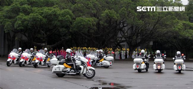 憲兵快速反應連操演重機8項動態隊型花式操演。（記者邱榮吉/攝影）