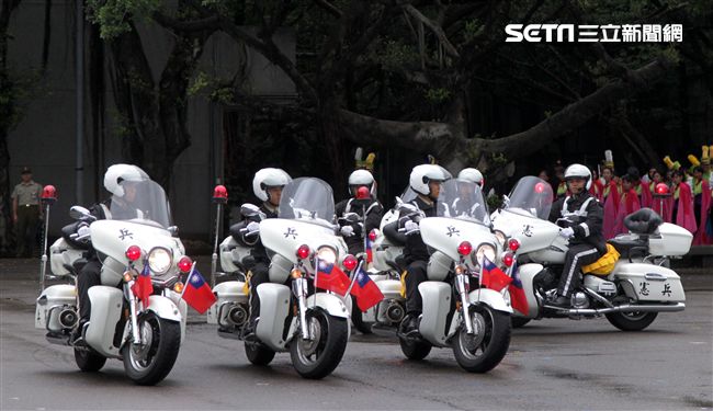 憲兵快速反應連操演重機8項動態隊型花式操演。（記者邱榮吉/攝影）